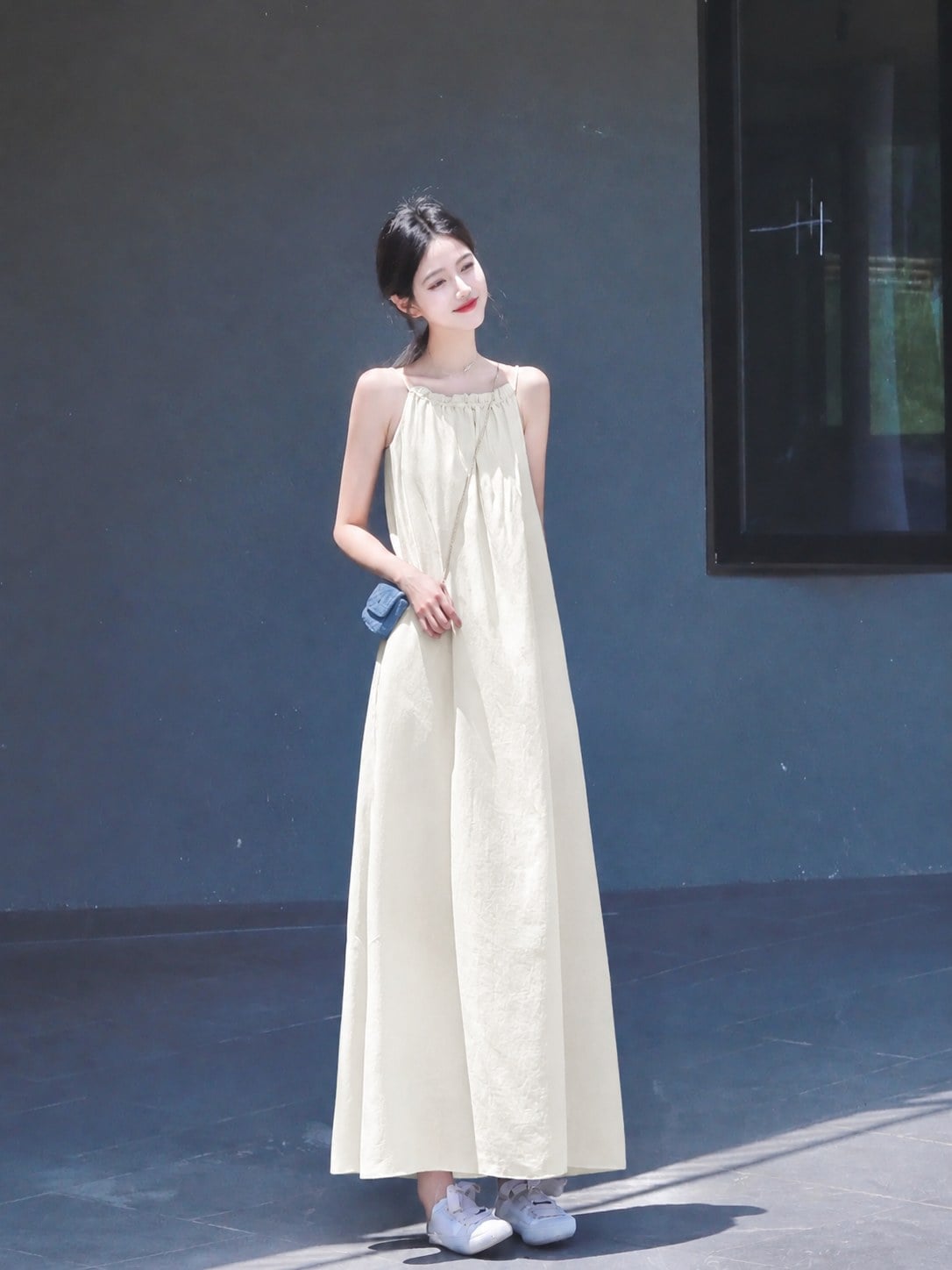 Đầm suông dáng dài có dây mảnh và khoảng rộng ở phần thân