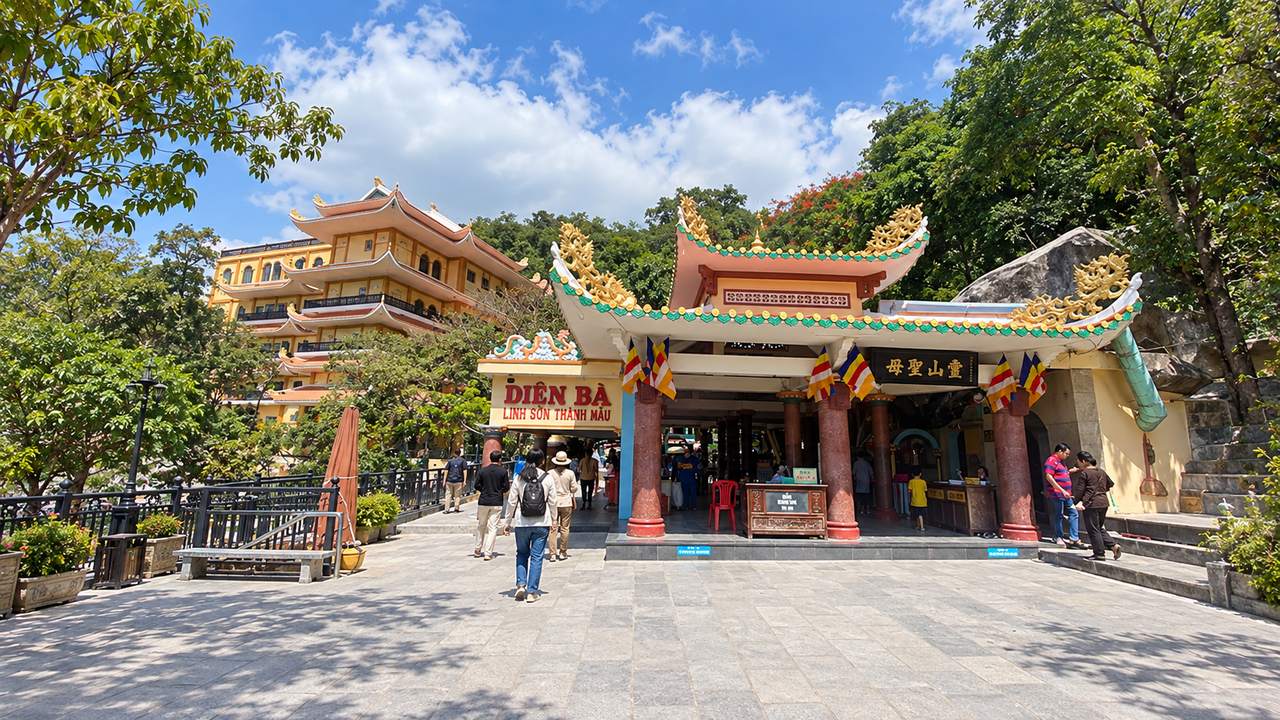 Viếng chùa: kín đáo từ bộ đồ chính