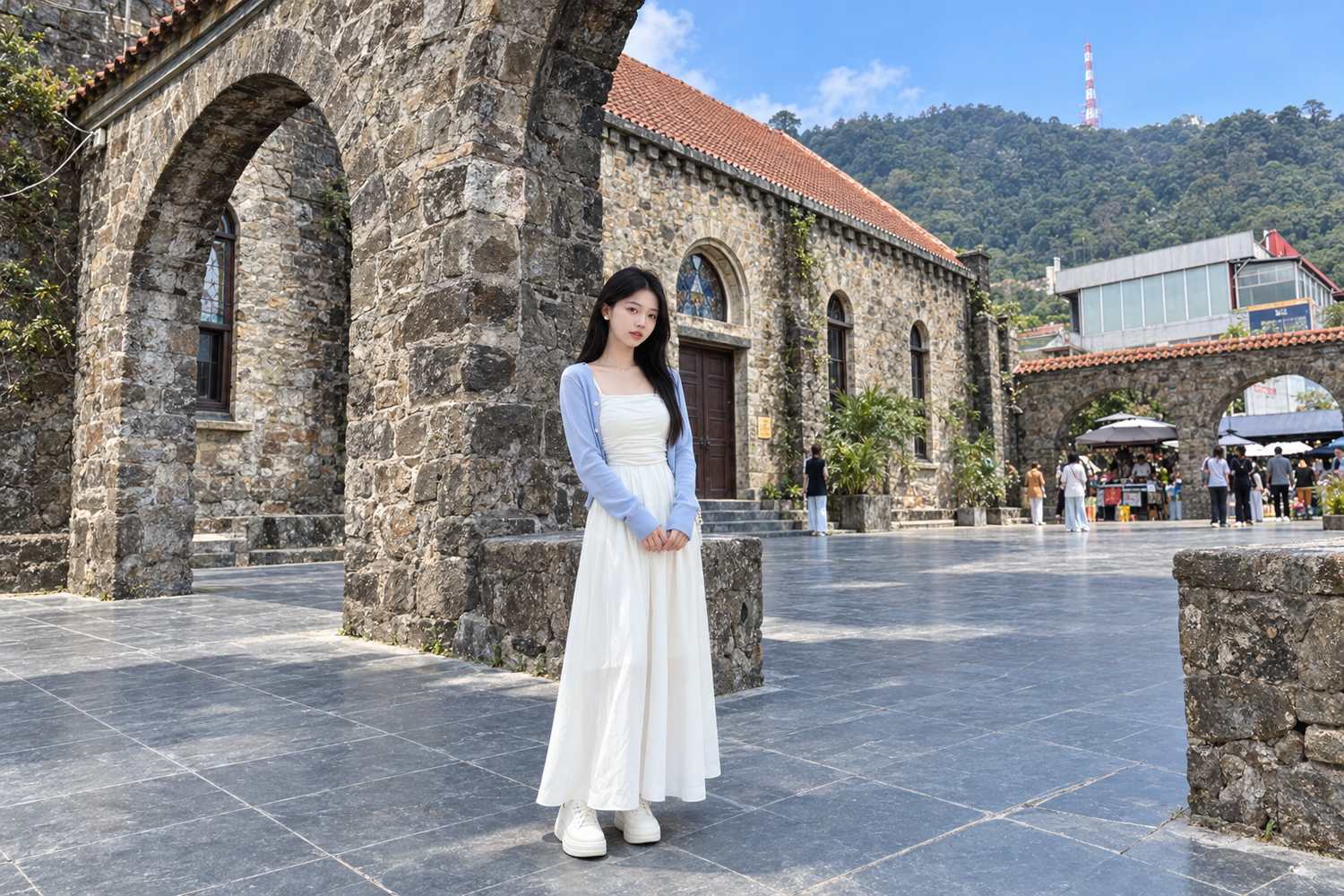 Outfit đi Tam Đảo: Đầm maxi trơn và áo khoác ngắn