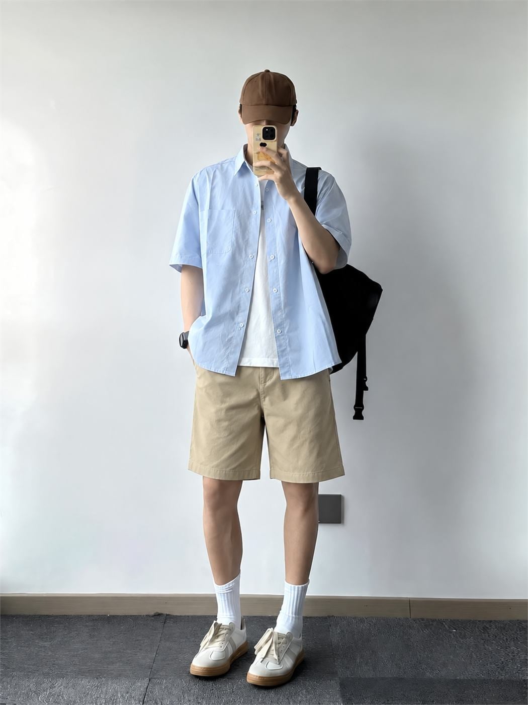 Quần sooc nam phom thẳng dài trên gối giúp tổng thể gọn và cân đối