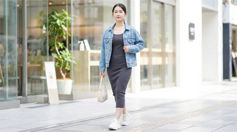 Váy body phối áo khoác denim trẻ trung, năng động cho phong cách street style khỏe khoắn, phù hợp dạo phố ban ngày cùng sneaker.