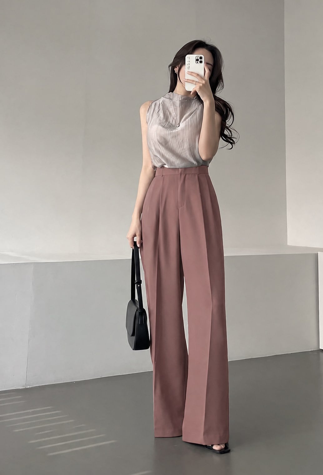 Blouse be phối quần tây hồng đất theo bảng màu dịu cho công sở