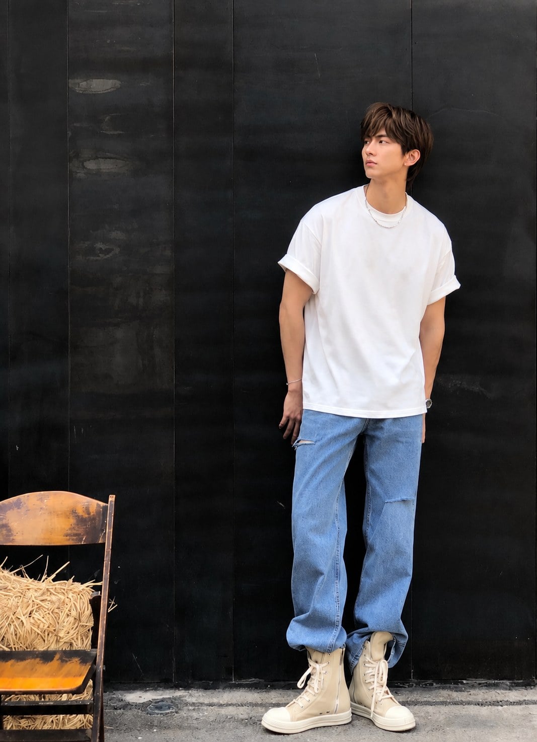 Áo thun trắng phom suông phối jeans xanh và sneaker cao cổ màu kem