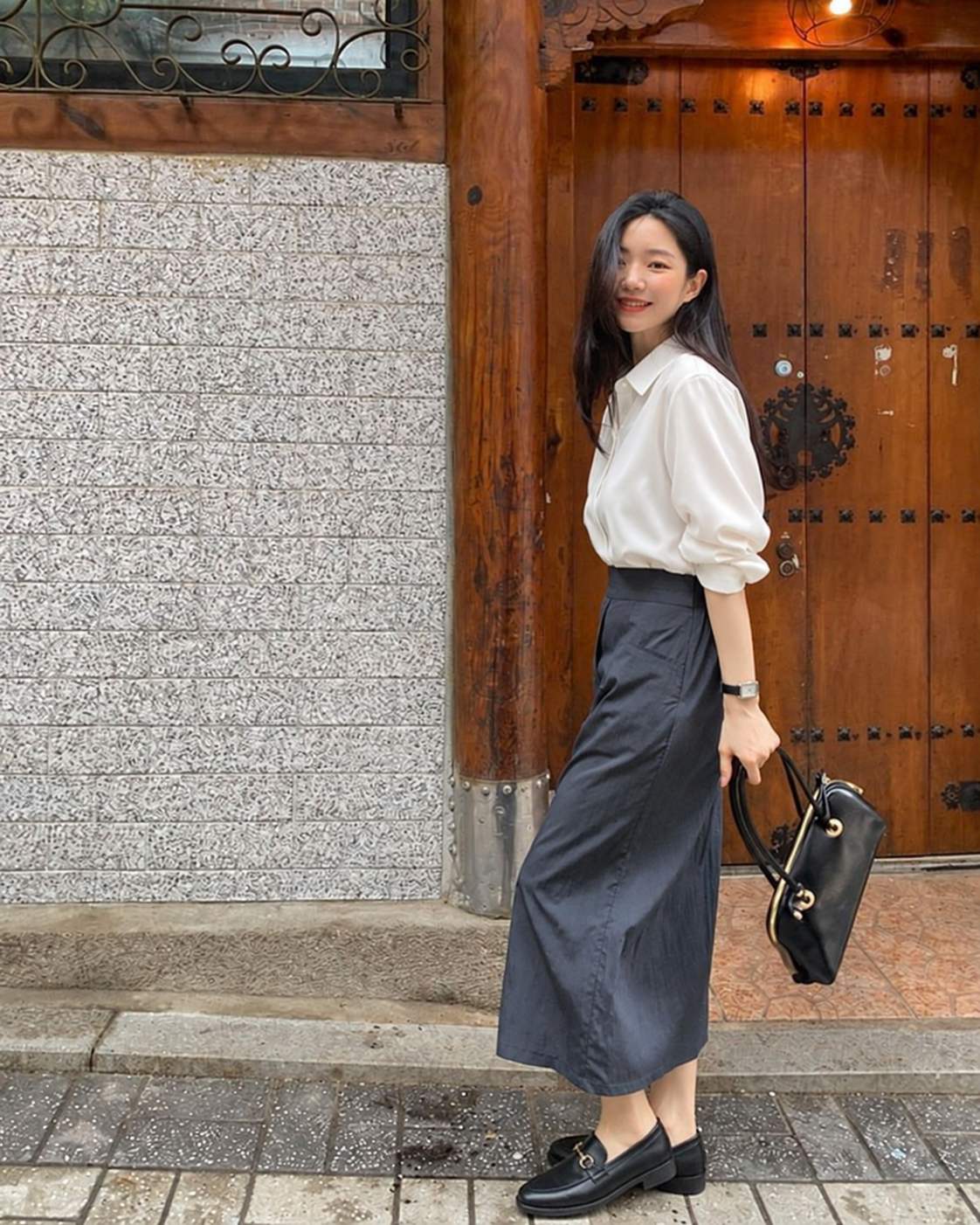 Blouse trắng ngà phối chân váy midi xám và loafer gọn gàng khi đi phỏng vấn