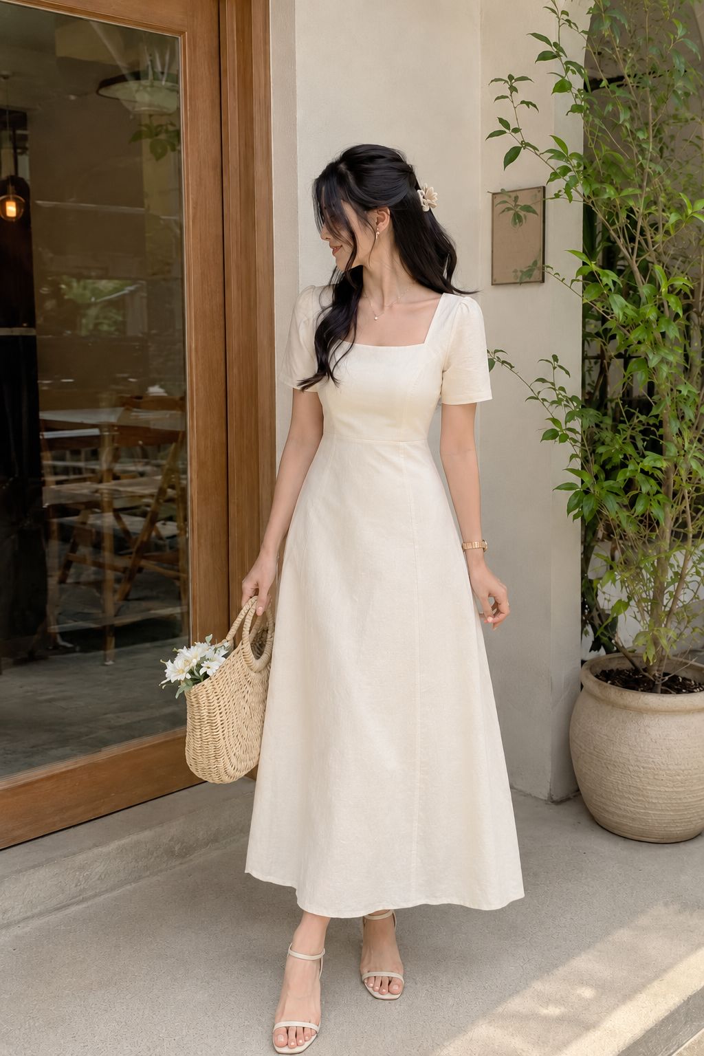 Đầm midi ngà tối giản cùng sandal quai mảnh cho buổi hẹn ăn tối