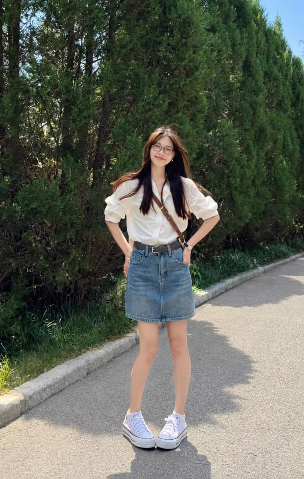 Chân váy jean ngắn phối sneaker cổ thấp màu trắng