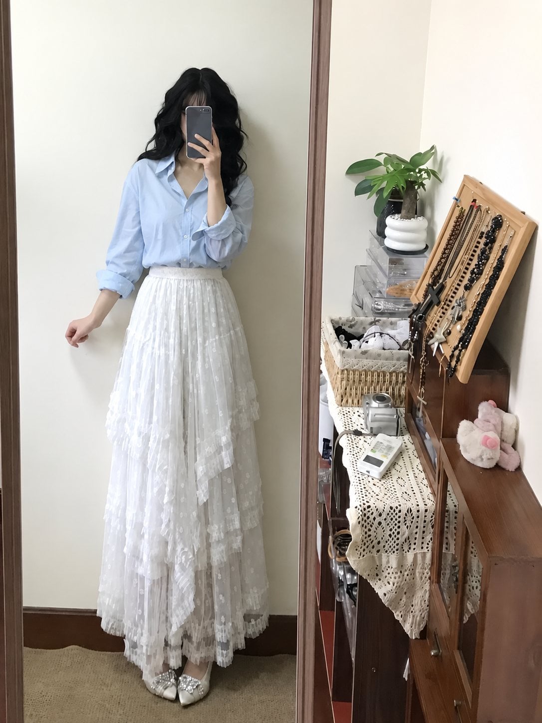 Sơ mi xanh nhạt phối chân váy ren trắng dài với phần eo gọn gàng.