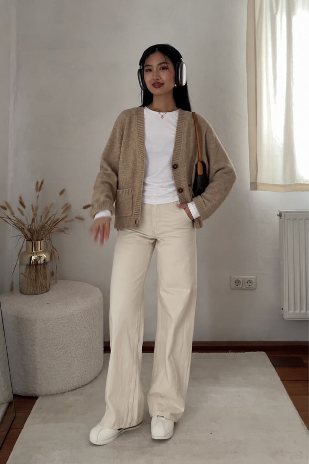 Cardigan màu be phối áo dài tay trắng và quần ống suông màu kem