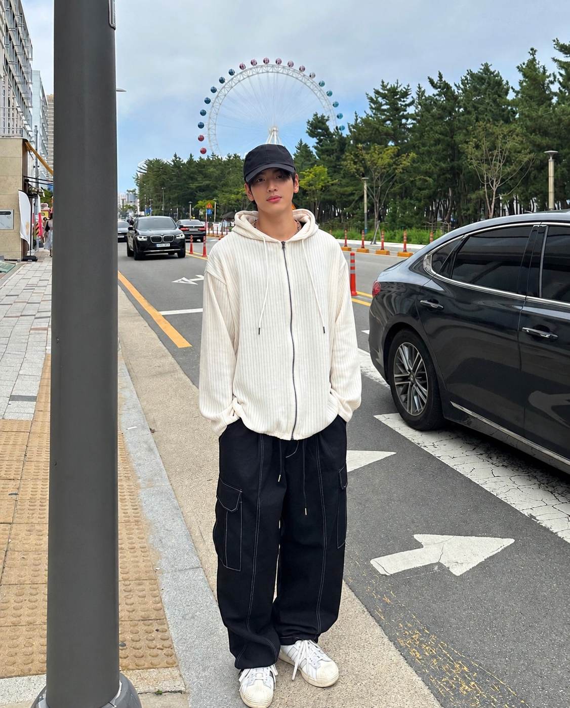 Hoodie khóa kéo màu kem phối quần tối màu và sneaker trắng