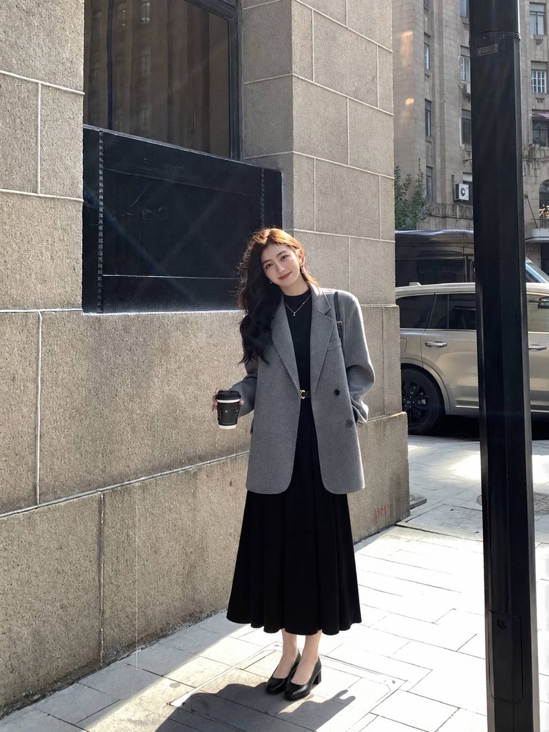 Đầm midi đen trơn phối blazer xám và giày kín mũi cho buổi phỏng vấn