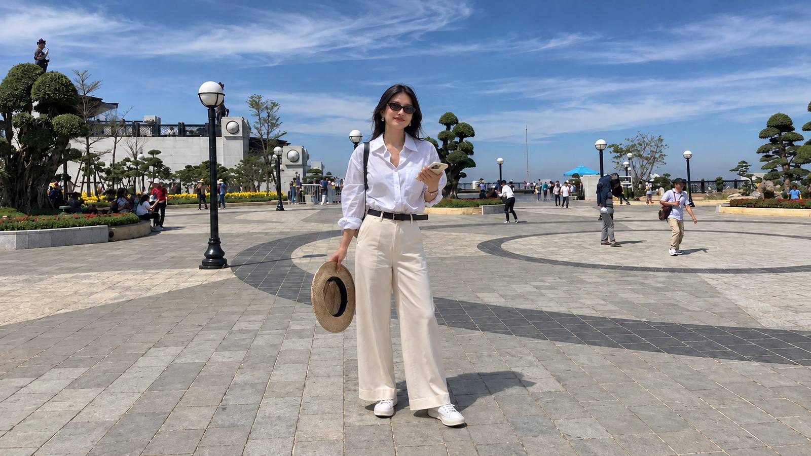 Sơ mi trắng, quần suông và sneaker