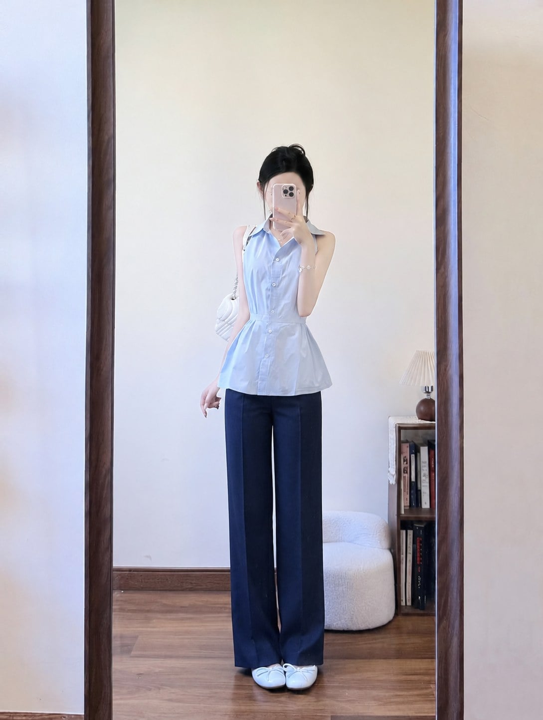Áo peplum xanh nhạt phối quần tây navy ống đứng, không thêm thắt lưng ở eo.