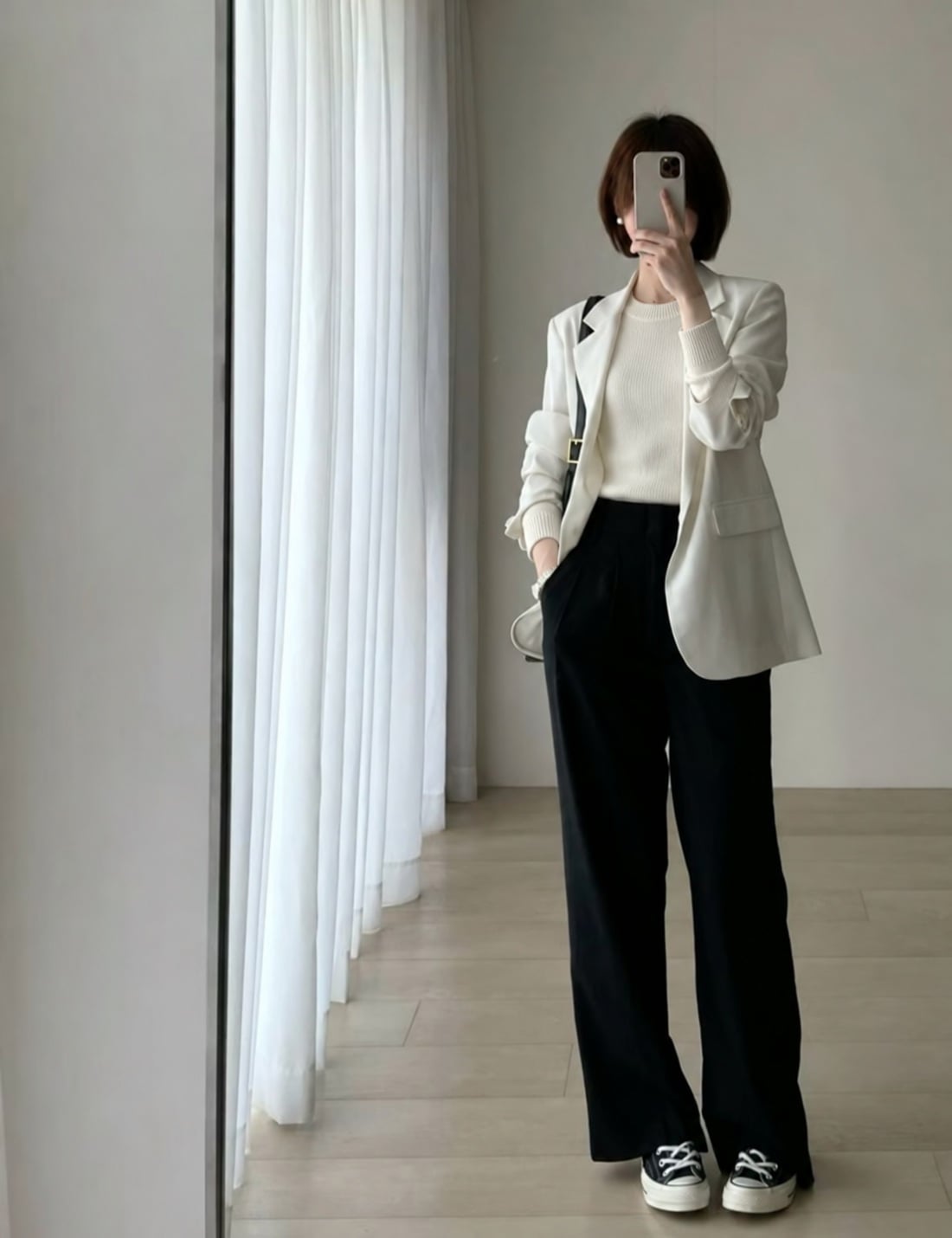 Blazer sáng màu phối áo len gọn và quần tây đen cho mùa đông