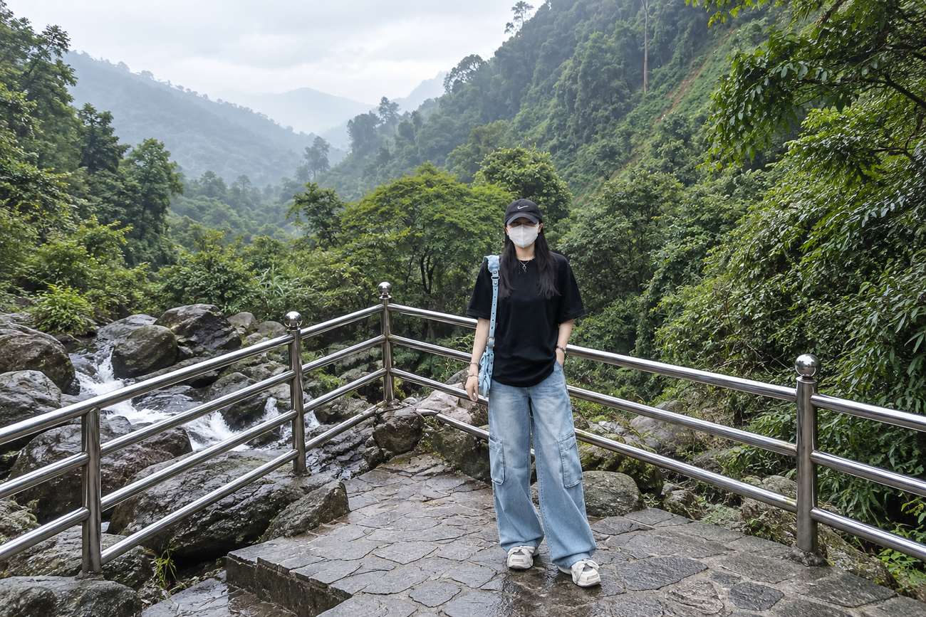 Outfit đi Tam Đảo: Áo thun trơn, quần jeans ống suông và sneaker