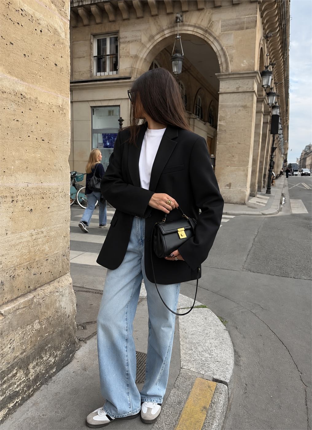 Áo blazer nữ màu đen có cấu trúc mềm và phom gọn dễ mặc hằng ngày
