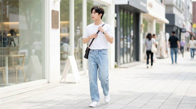 Phối đồ sành điệu với quần jean ống rộng cùng áo thun ôm hoặc croptop, sơ mi trắng đơn giản, tạo vẻ ngoài trẻ trung, gọn gàng và không bị thô.