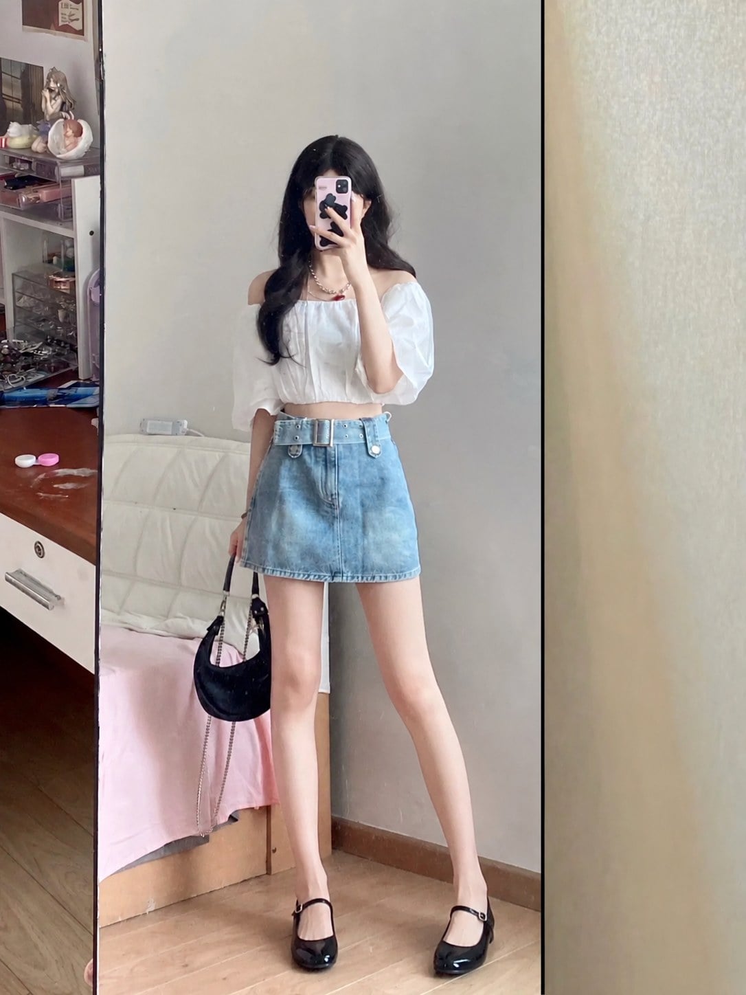 Chân váy jean ngắn phối giày Mary Jane đen quai mảnh