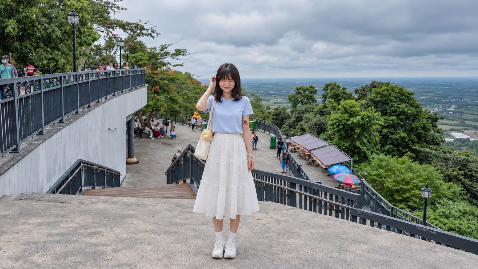 Áo thun có tay, chân váy midi và giày bệt