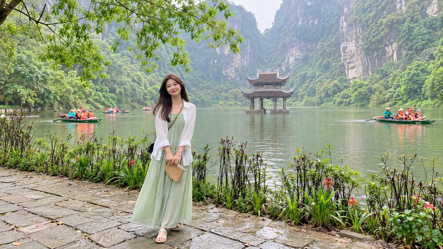 Đầm maxi xanh nhạt phối sơ mi trắng mỏng bên hồ Tràng An