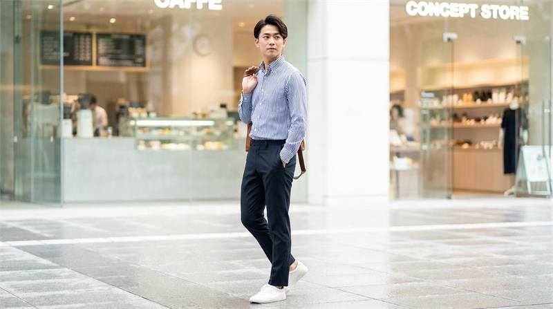 Áo sơ mi Oxford chất vải dày dặn, đứng form, phong cách lịch sự, năng động, phù hợp mặc đi làm hay dạo phố cuối tuần.