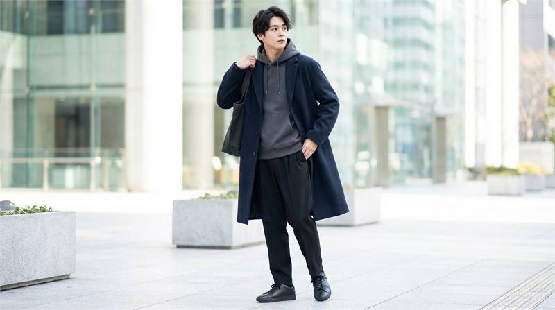 Nam thanh lịch với hoodie trơn phối áo khoác dài, quần đứng dáng và giày tối giản, mang lại vẻ ngoài smart casual trưởng thành, không xuề xòa.