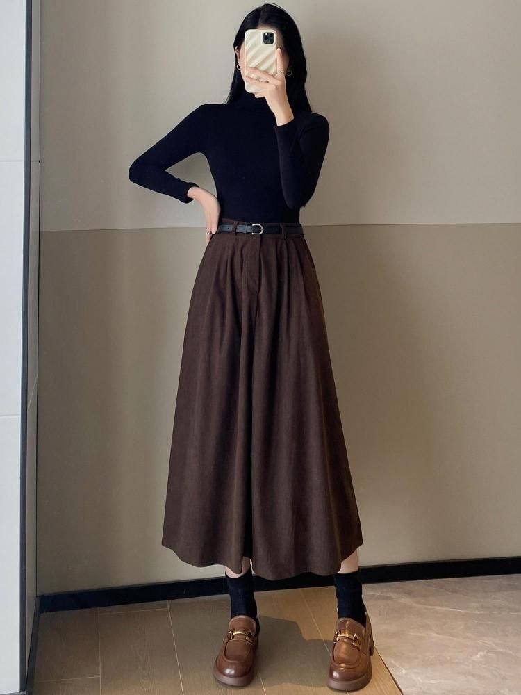 Áo navy phối chân váy nâu đậm, thắt lưng và loafer nâu trong cùng bảng màu