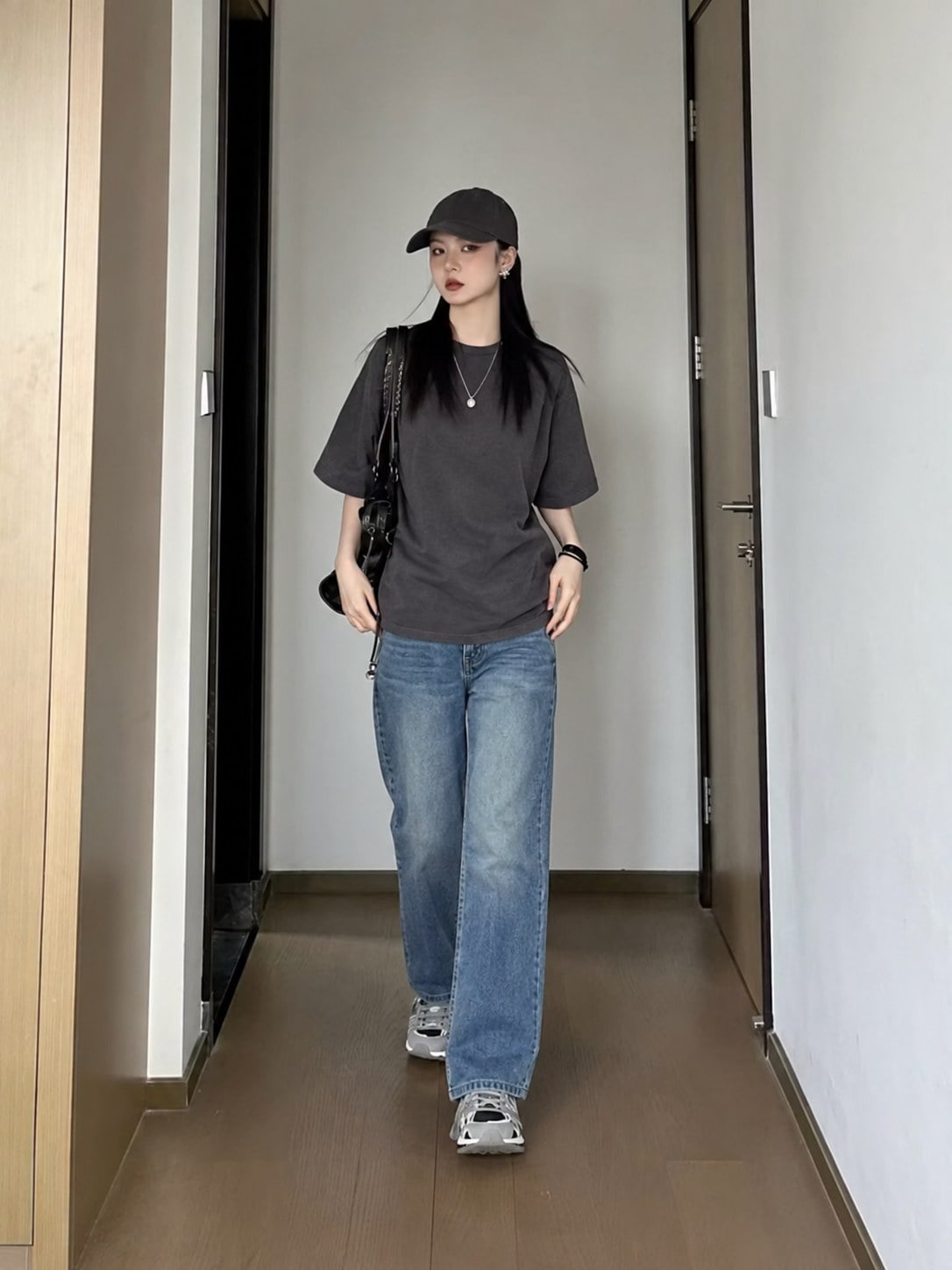 Áo thun xám suông phối jeans xanh ống đứng và sneaker gọn