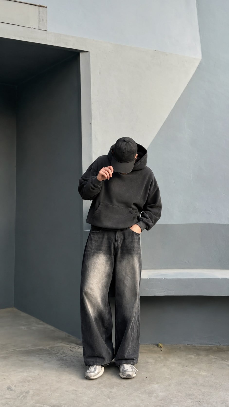Hoodie boxy có thân rộng, gấu gọn và tay áo thoải mái trong ngày mát.