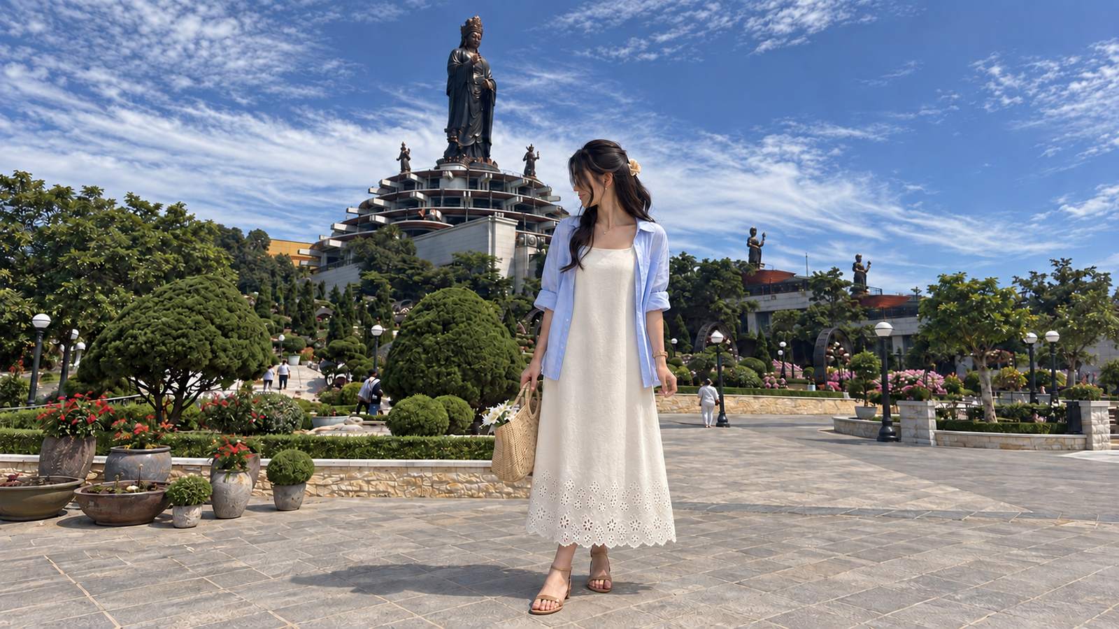 Đầm suông qua gối, áo khoác mỏng và sandal quai hậu