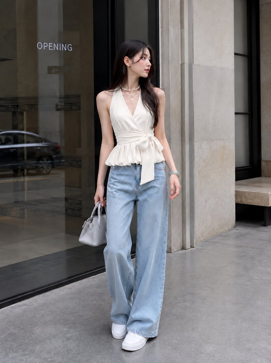 Áo peplum màu ngà phối jeans xanh trơn và sneaker trắng cho cuối tuần.