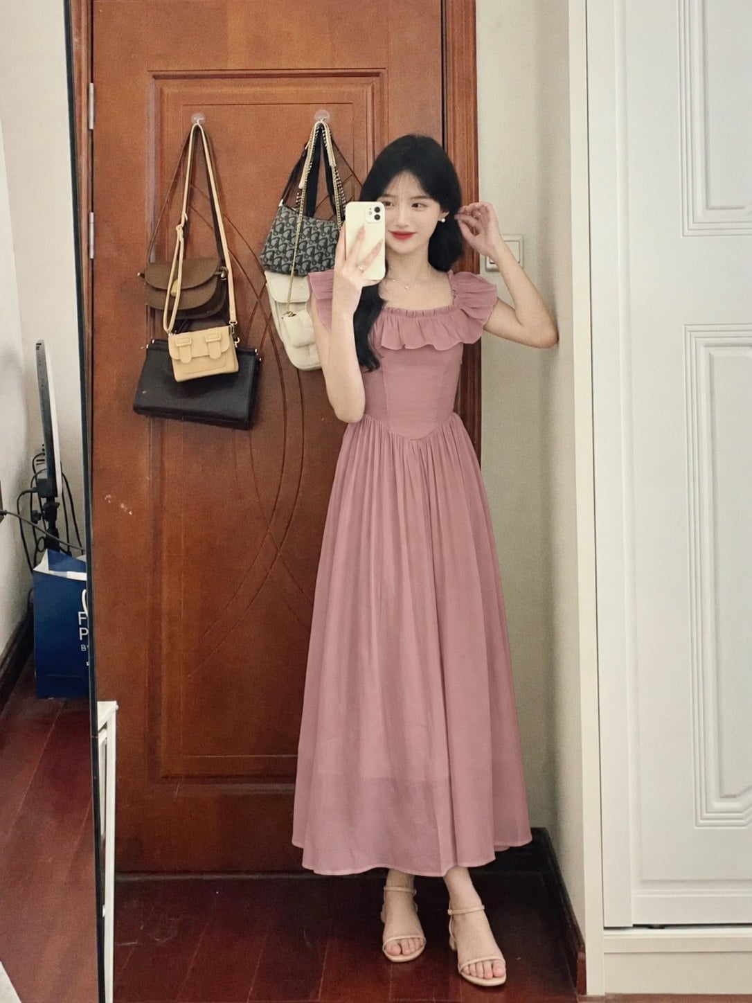Đầm chữ A hồng trầm chiết eo phối sandal nude quai mảnh