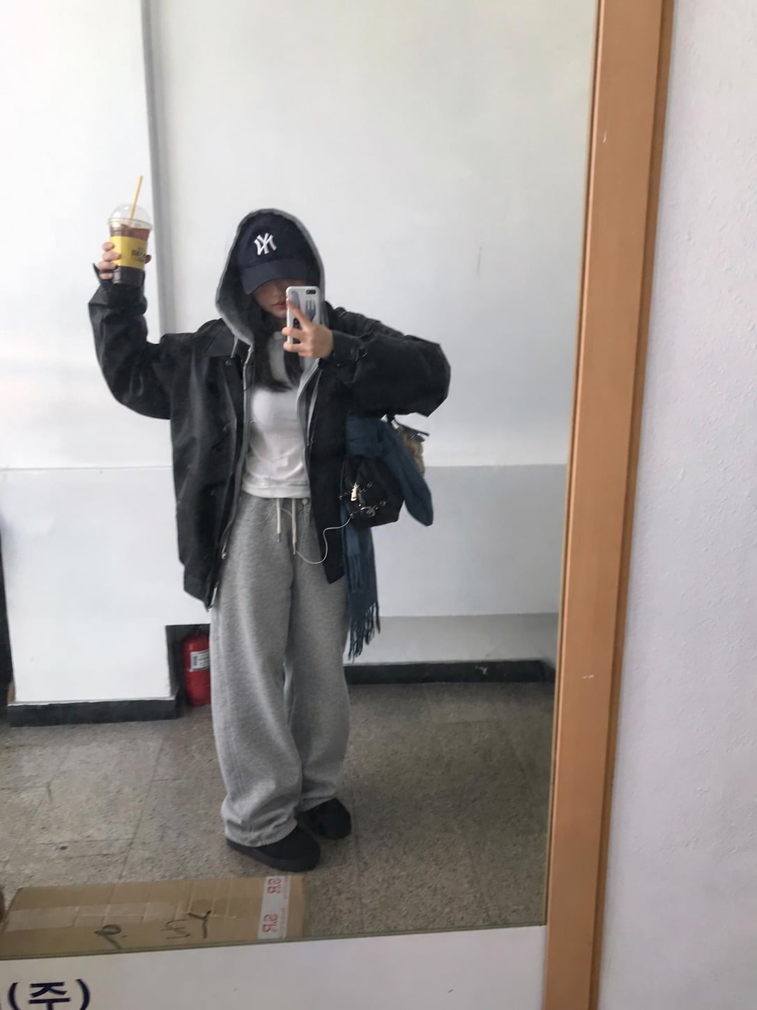 Hoodie xám phối áo khoác ngoài đen và quần thể thao thoải mái