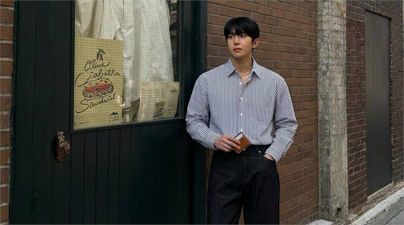 Áo sơ mi kẻ sọc dọc mang đến vẻ ngoài chuyên nghiệp, thông minh, tôn dáng và dễ dàng kết hợp cho nhiều dịp.