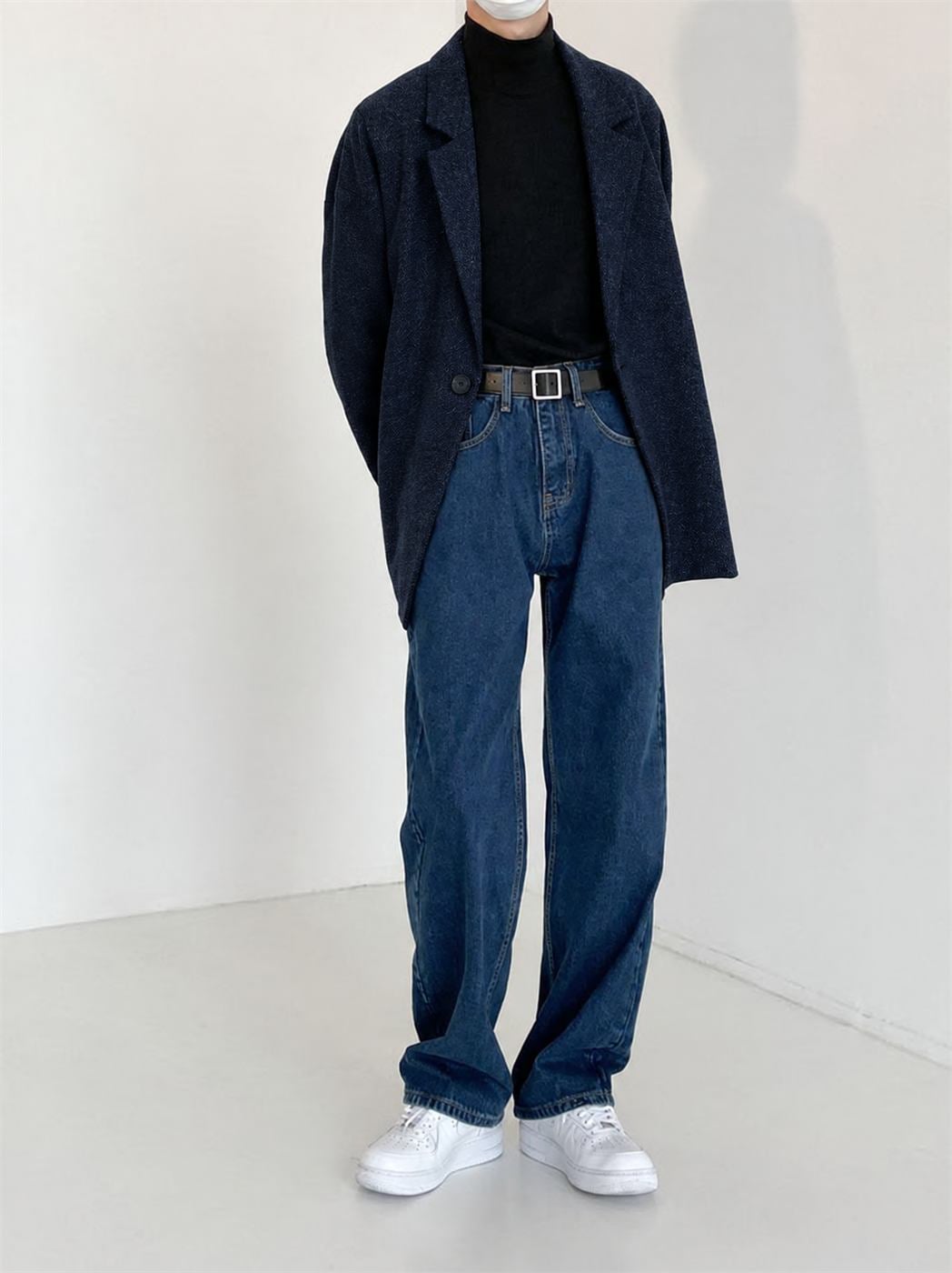 Áo blazer nam xanh navy chất liệu dệt mềm phối áo cổ lọ và quần jeans
