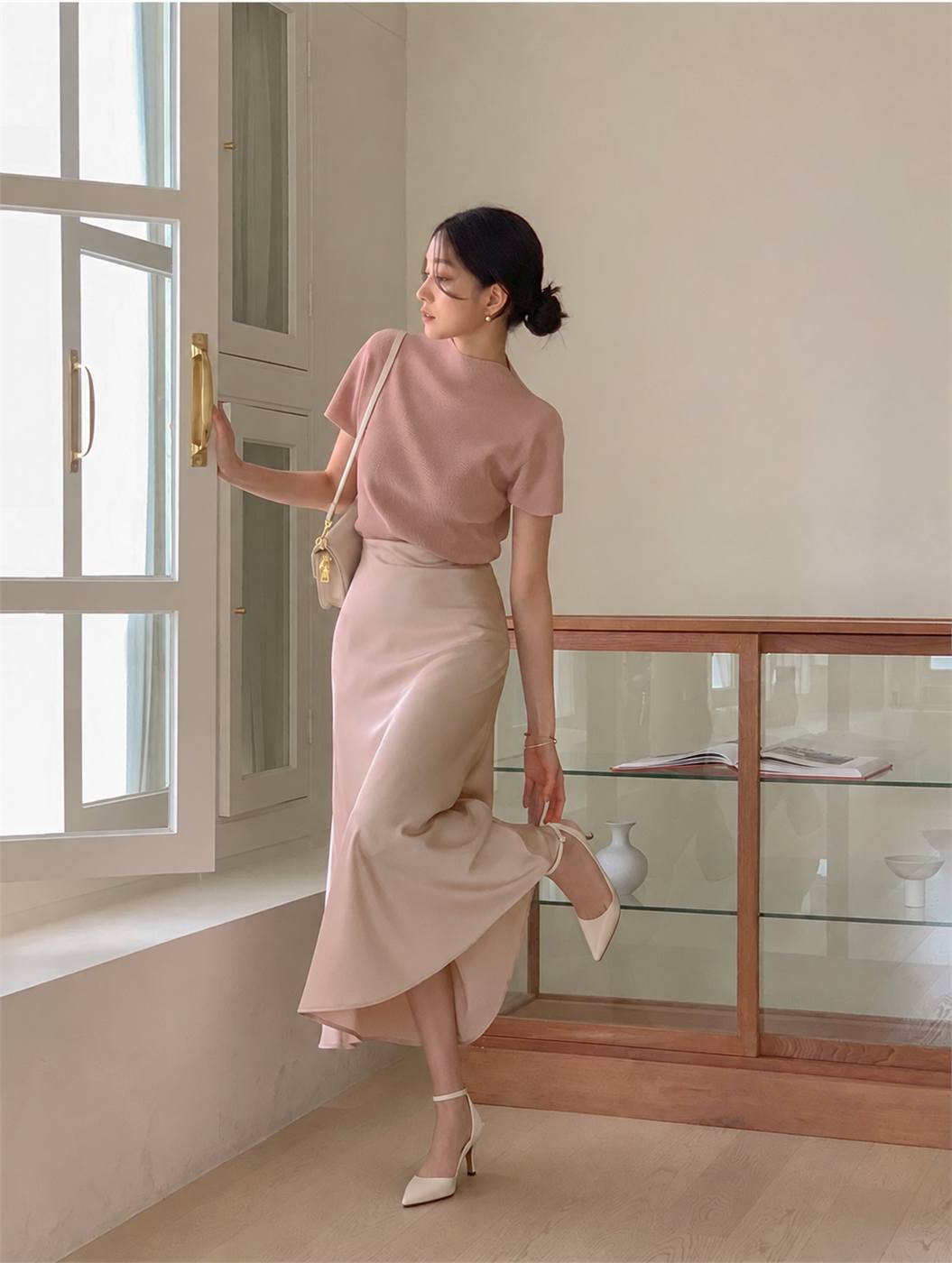 Chân váy lụa phối trang phục hồng nhạt và giày cao gót mũi nhọn