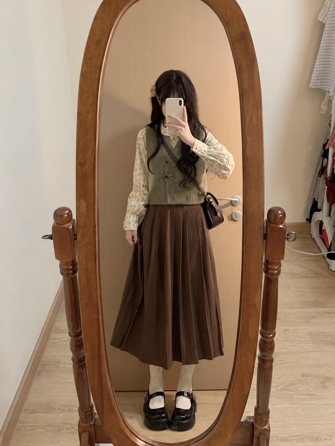 Áo xanh olive phối blouse kem và chân váy nâu đất trong bảng màu tự nhiên