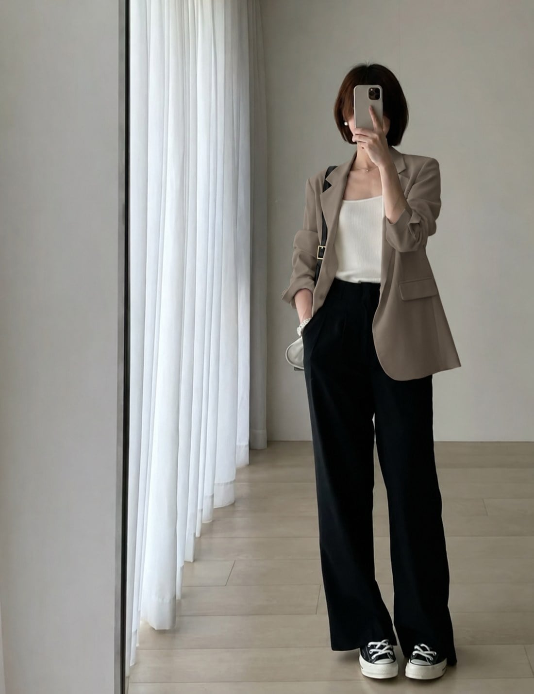 Blazer taupe phối áo trắng và quần tây đen cho trang phục đi làm.