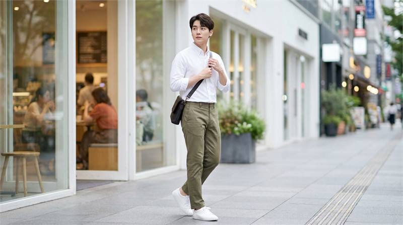 Cách phối áo sơ mi nam cùng quần kaki be, nâu, olive hoặc navy lịch sự, thoải mái, phù hợp đi làm, cafe, gặp gỡ cuối tuần.
