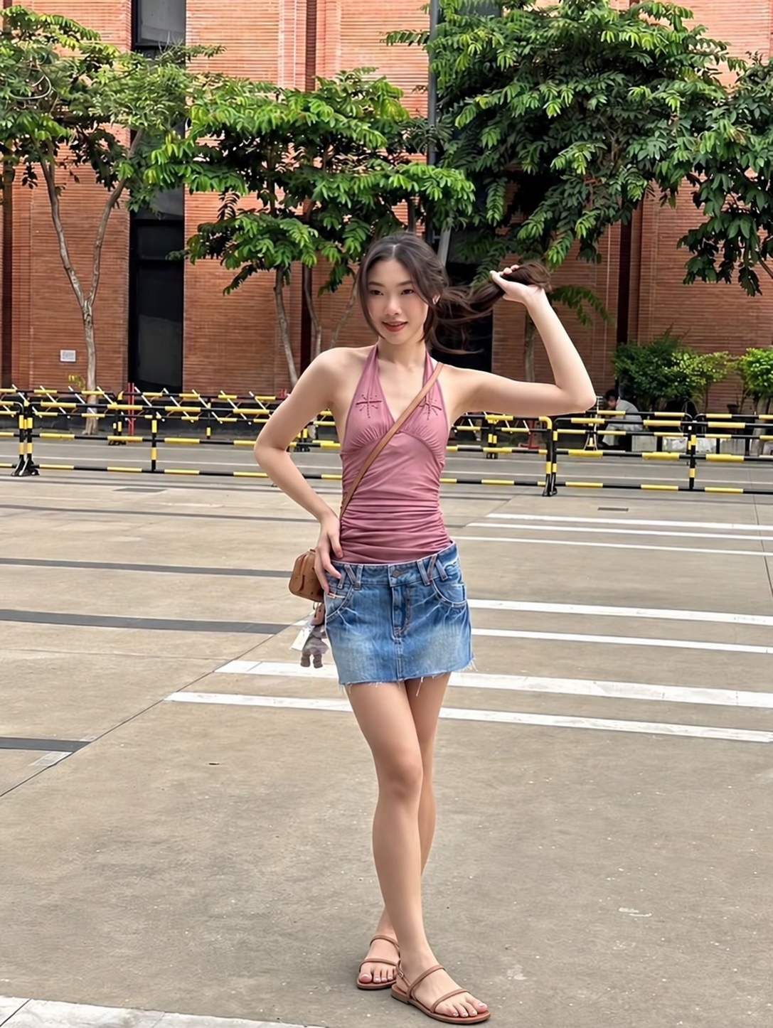 Chân váy jean ngắn phối sandal quai mảnh màu nâu