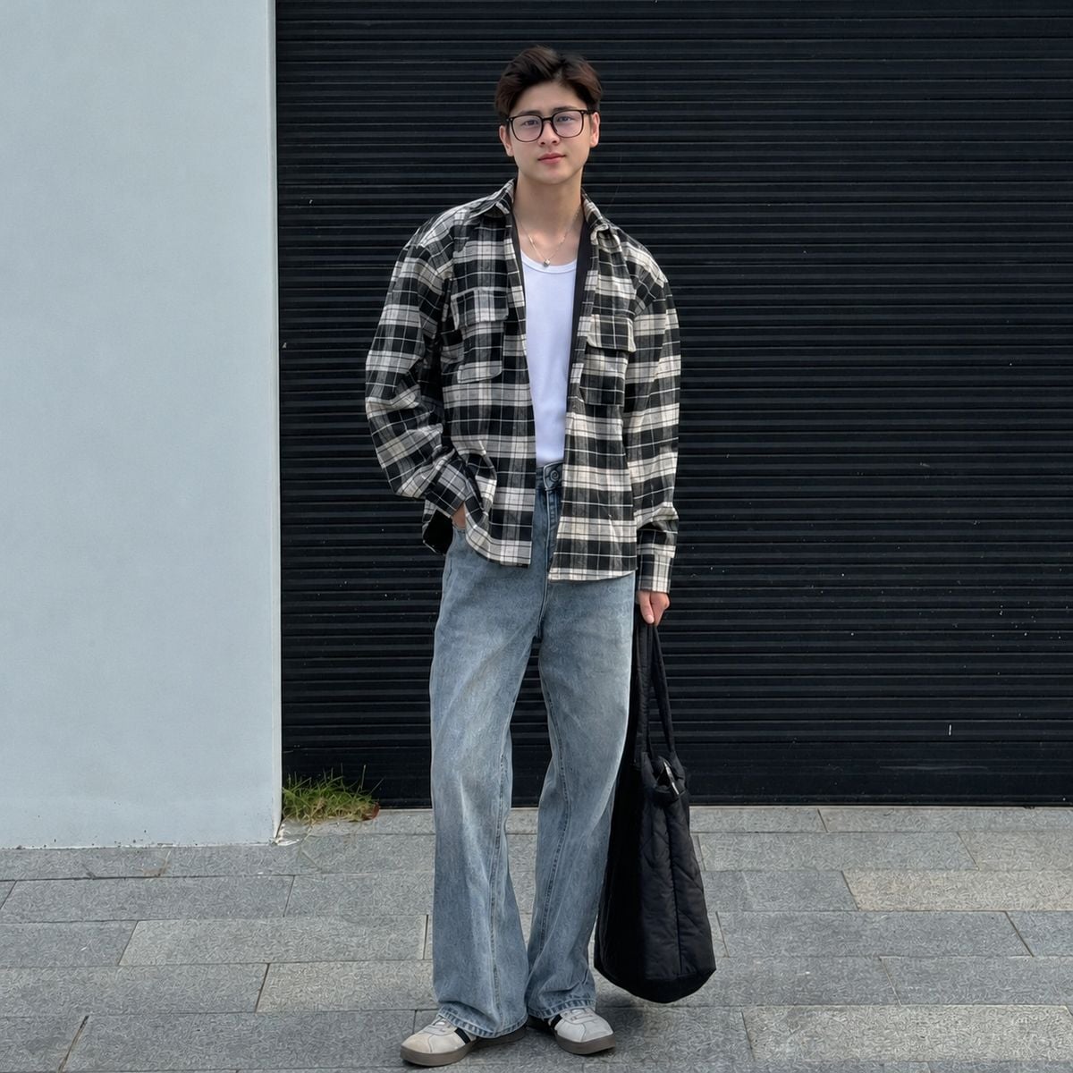 Sơ mi kẻ mở cúc khoác ngoài áo thun trắng gọn và jeans xanh