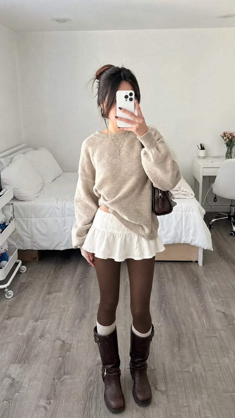 Áo len dáng ngắn phối chân váy chữ A, quần tất và boots nâu