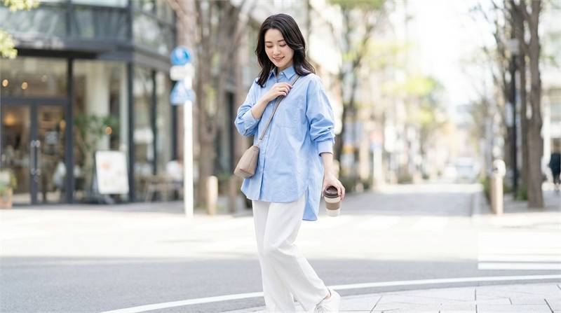 Áo sơ mi tay phồng nhẹ nhàng giúp che khuyết điểm bắp tay, tạo vẻ đẹp mềm mại lãng mạn, phù hợp cho người vai xuôi.