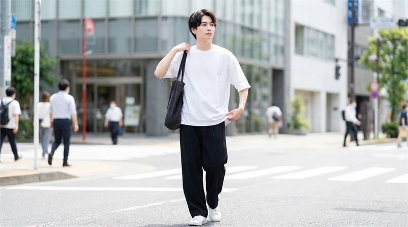 Quần ống rộng đen, trắng, be linh hoạt. Dễ phối áo sáng, monochrome; mix kem, nâu, xanh, đen, ghi tạo vẻ ngoài sáng, sang trọng.