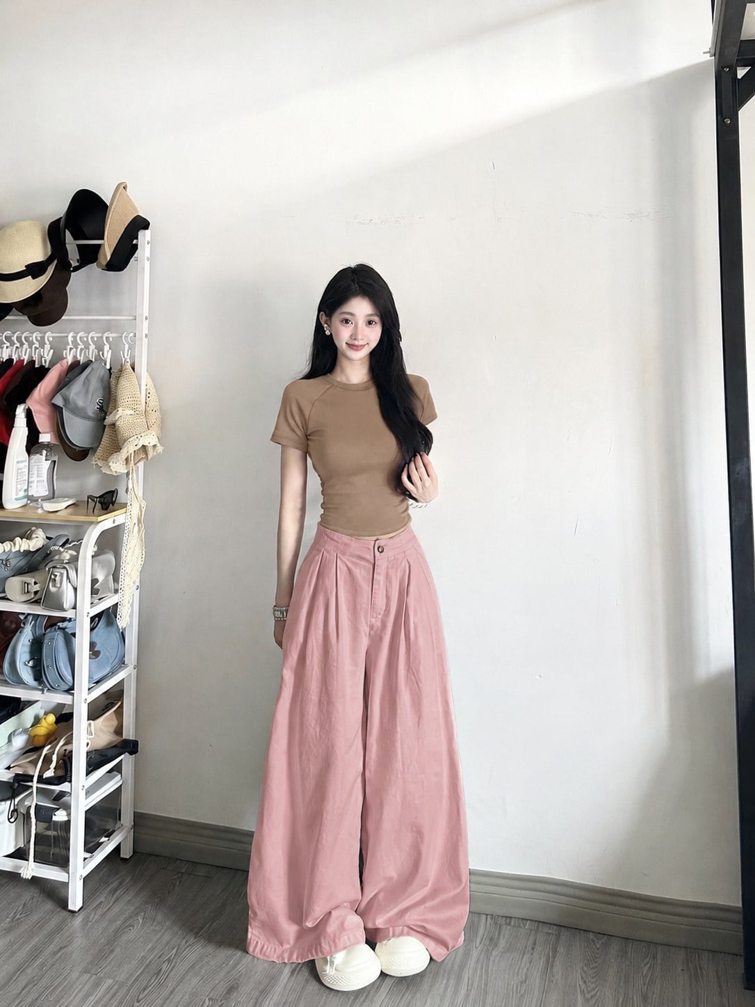 Áo nâu sữa phối quần hồng đất và giày kem trong bảng màu ấm