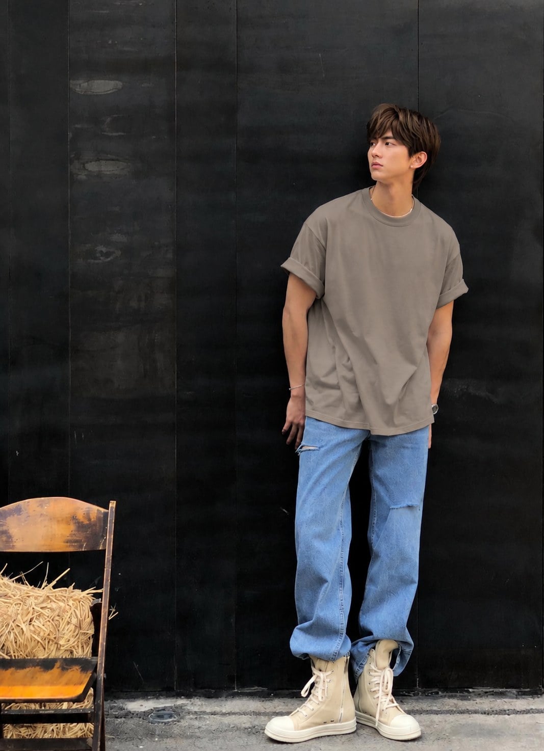 Áo thun taupe nam phối jeans xanh và giày sáng màu cho cuối tuần.