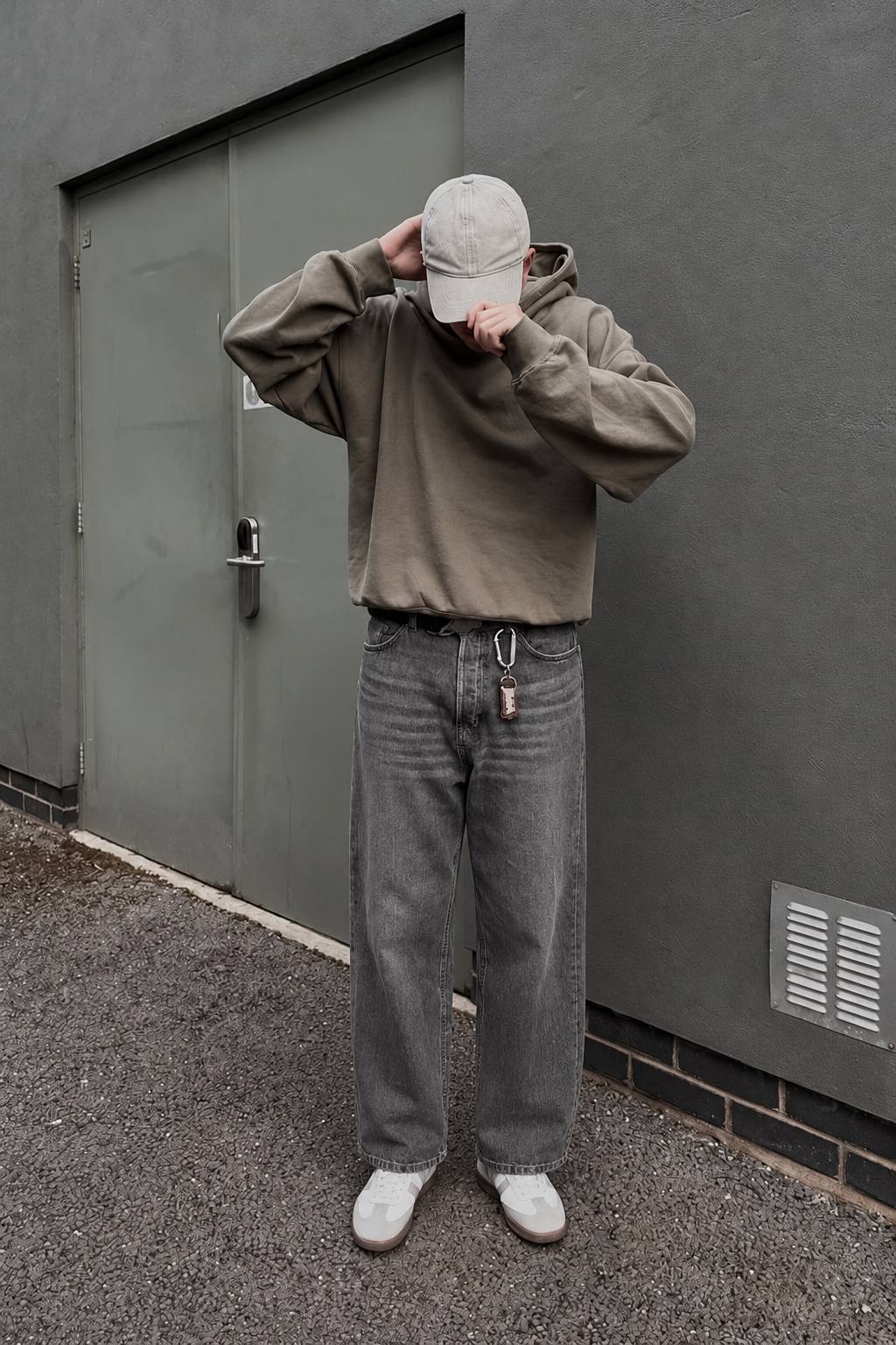 Hoodie màu nâu phối jeans ống đứng có gấu gọn trên sneaker