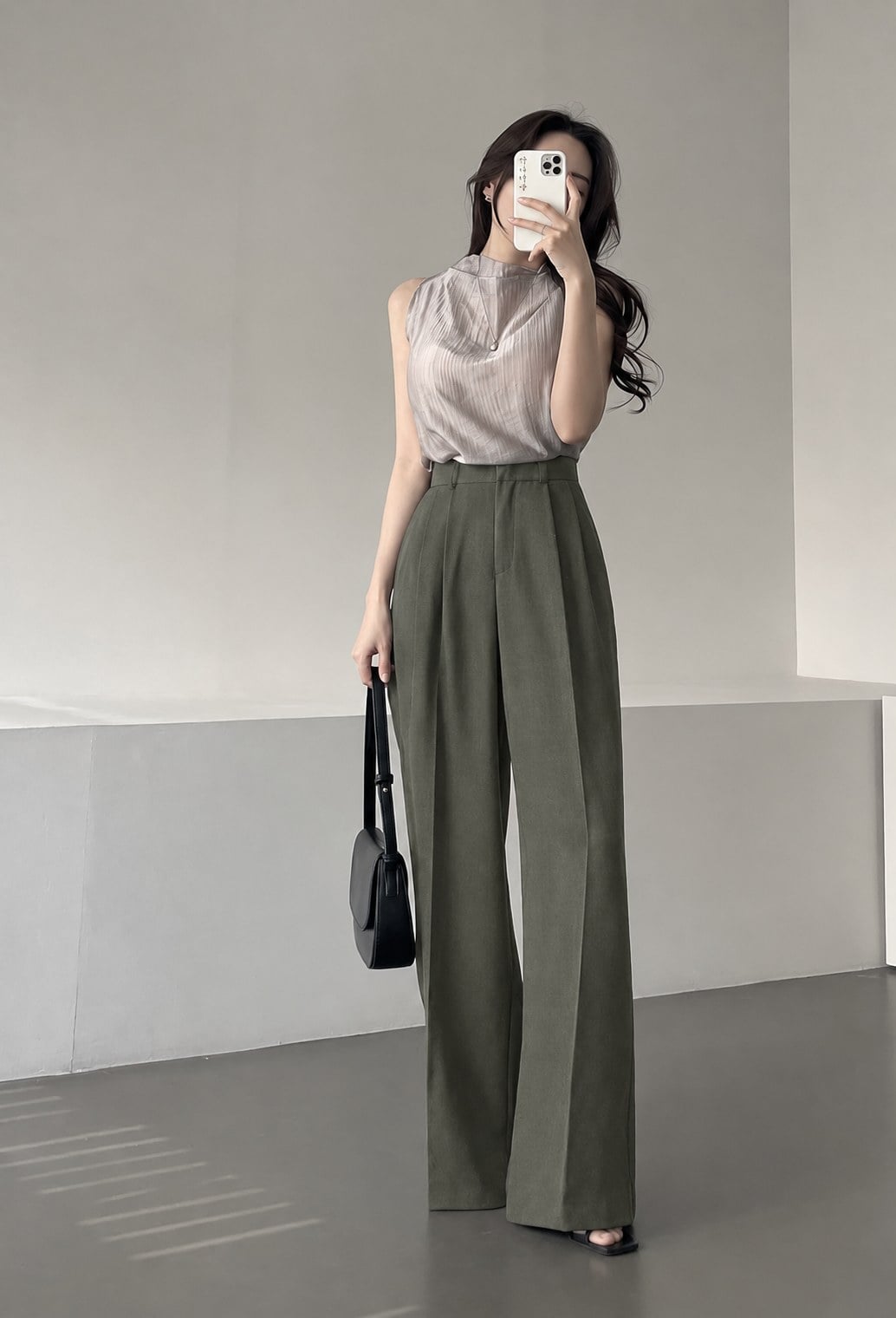 Quần tây olive phối áo trung tính sáng cho trang phục thanh lịch.