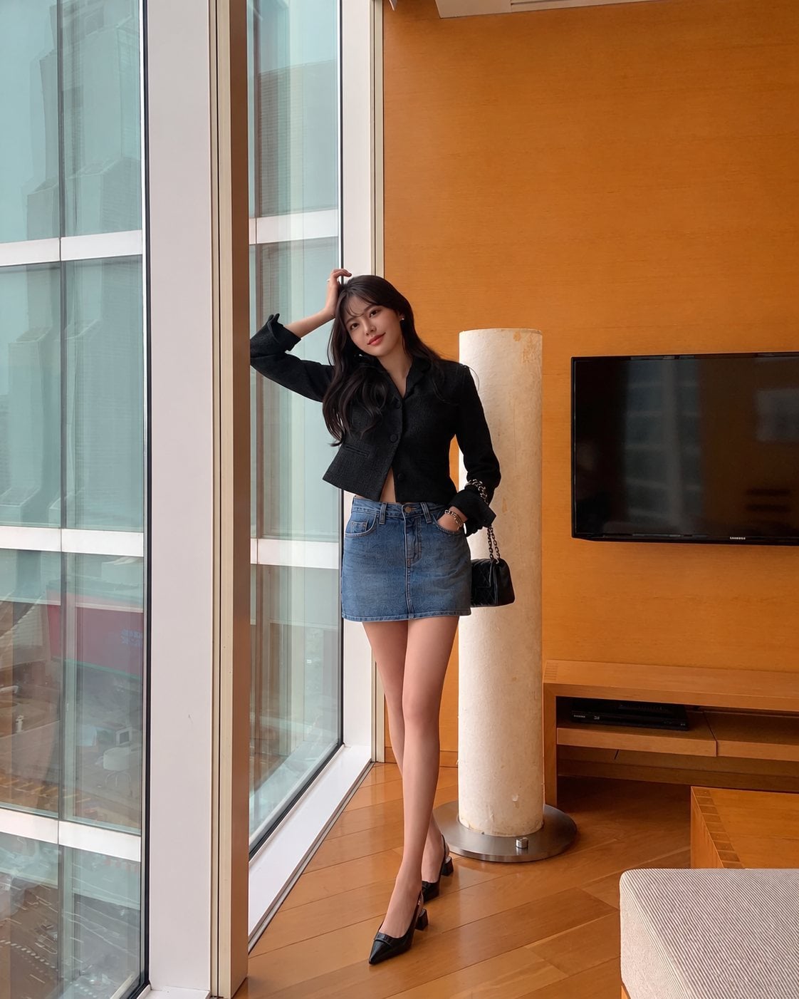 Chân váy jean ngắn phối slingback đen gót thấp