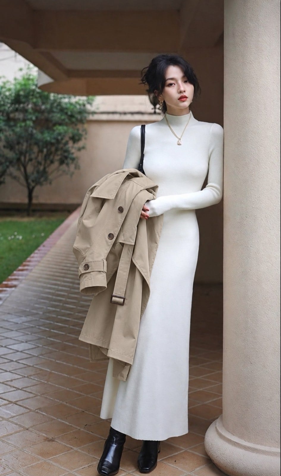Đầm dệt kim trắng phối trench coat màu be và boots đen