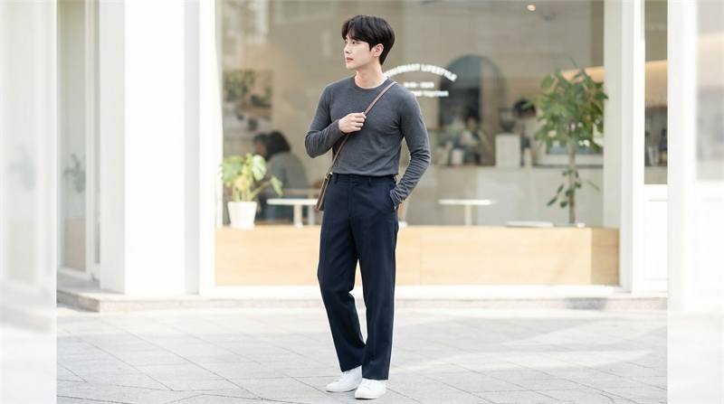 Set đồ quần ống rộng và áo thun ôm gọn gàng, cân bằng, lý tưởng cho đi làm nhẹ, đi chơi hay cà phê cuối tuần.